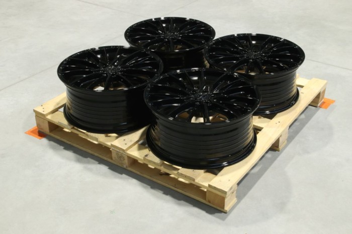 Set of CVR7 20x8,5 ET36 5x108 Gloss Black (1)