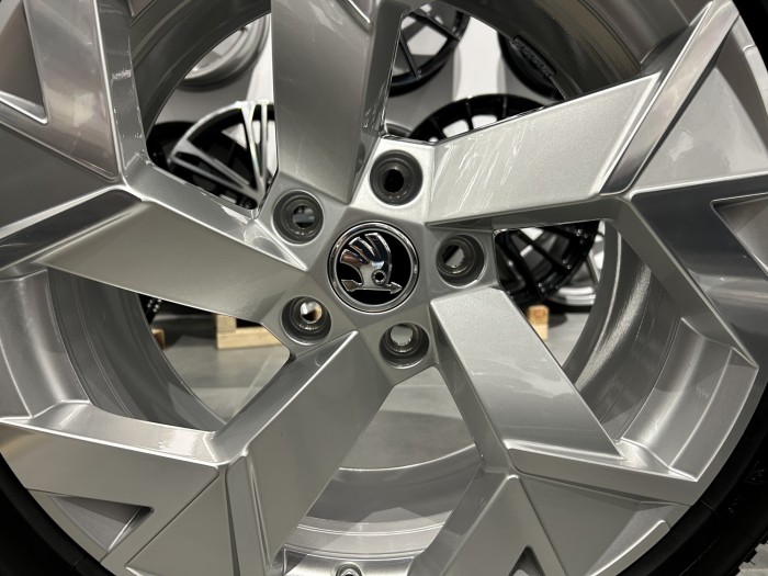 Oryginalne koła zimowe 18 5x112 ET44 SKODA Superb 235/45R18 BF Goodrich (3)