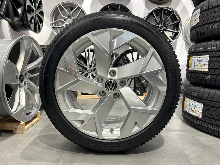 Oryginalne koła zimowe 18 5x112 ET44 VW Passat B9 235/45R18 BF Goodrich (1)