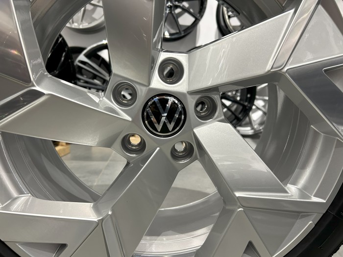 Oryginalne koła zimowe 18 5x112 ET44 VW Passat B9 235/45R18 BF Goodrich (3)