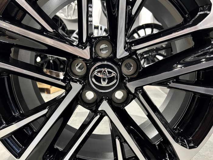 Oryginalne felgi 18 5x114.3 ET50 60.1 TOYOTA CAMRY PW457-33002-MB (3)
