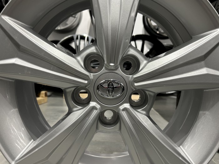 Oryginalne felgi 17 5x114.3 ET45 60.1 TOYOTA CHR I / Corolla Cross (2)