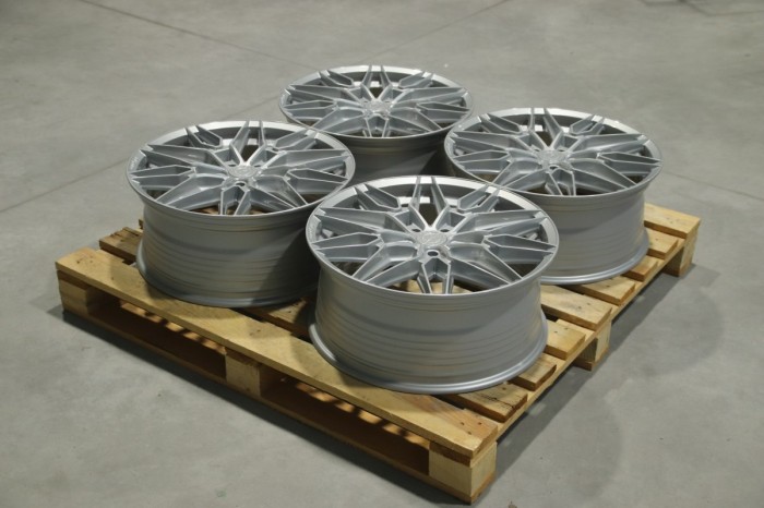 Set of CVR6 20x8,5 ET35 5x112 Gloss Silver (1)