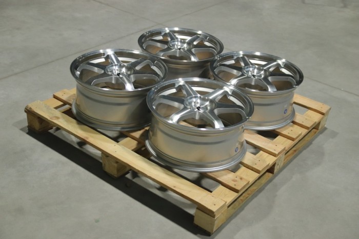 Set of JR3 18x8 ET35 5x100 Silver Machined (1)