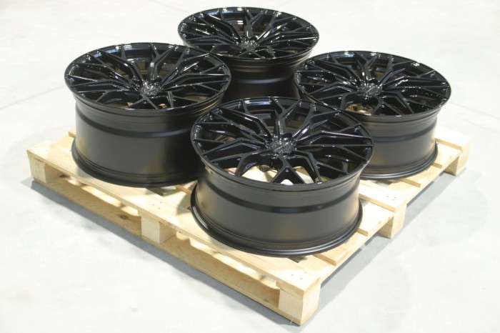 Set of CVR1 21x9 ET30 + 21x10,5 ET35 5x112 Gloss Black (1)