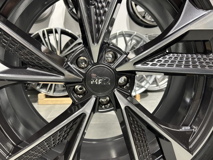 Koła letnie MAM RS6 20 5x112 Audi A6 C8 C9 A7 4K Pirelli 255/40R20 (4)