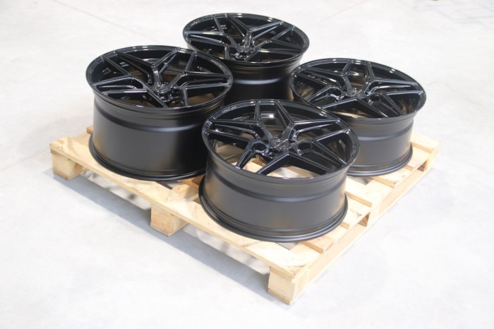 Set of CVR2 21x9,5 ET50 + 21x11,5 ET55 5x130 Gloss Black (1)