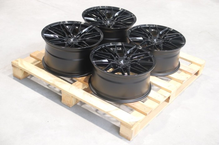 Set of JR28 18x8,5 ET35 + 18x9,5 ET35 5x120 Gloss Black (1)