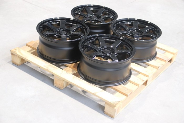Set of SL03 18x8,5 ET38 5x114,3 Gloss Black (1)